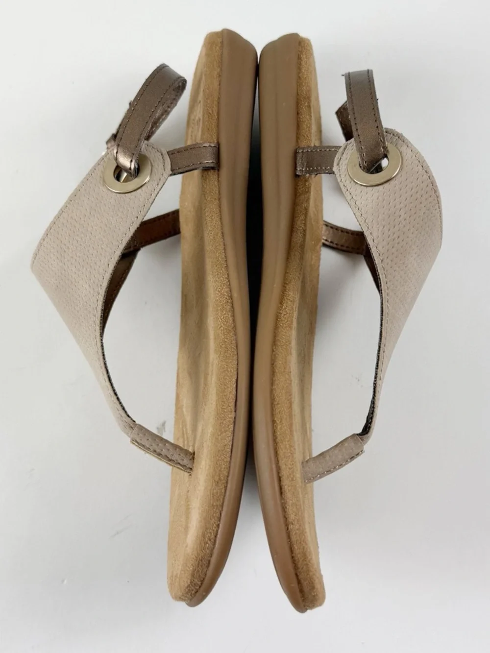 White Mountain London Flat Thong Sandals Womens 6M Taupe Faux Suede NEW